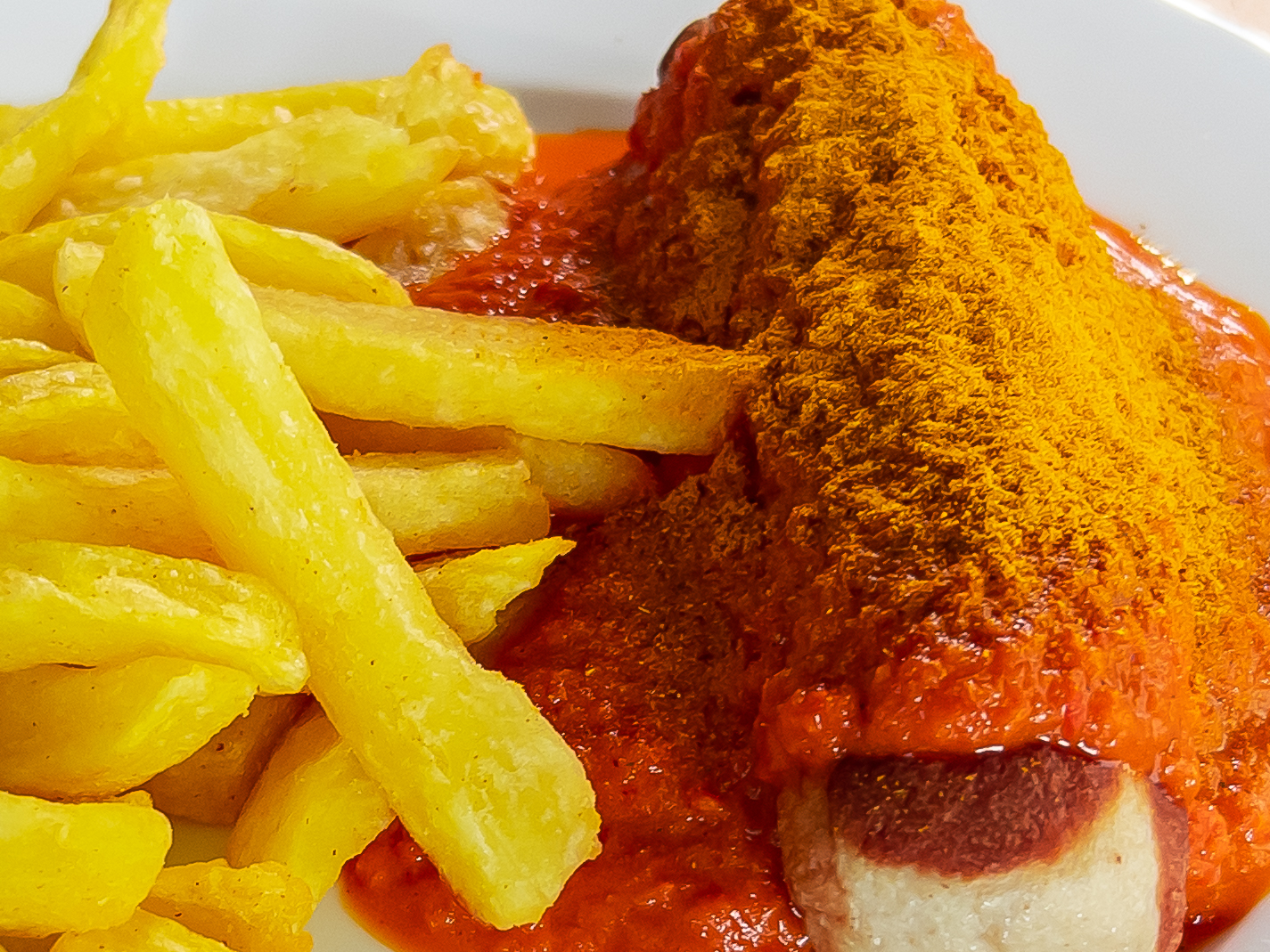 Currywurst mit Pommes