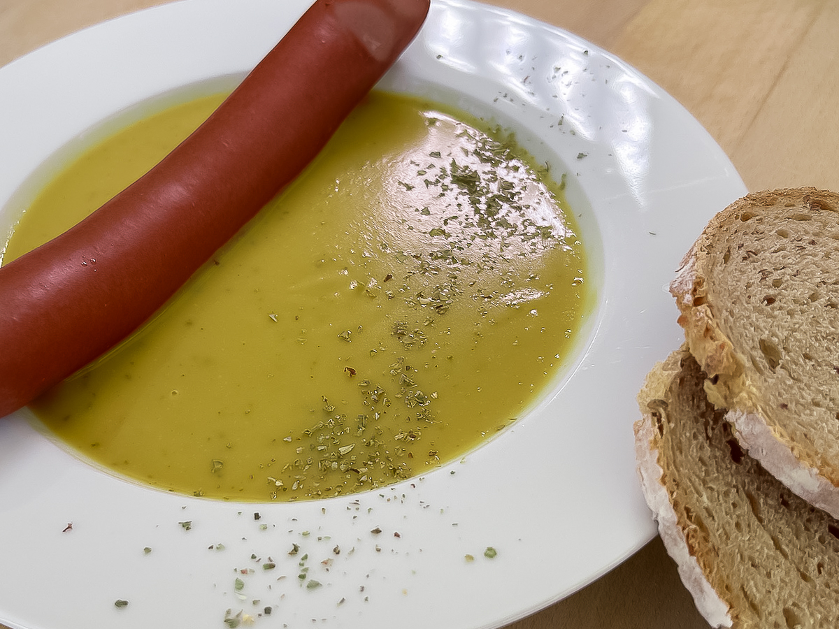 Erbsensuppe mit Wurst und Brot